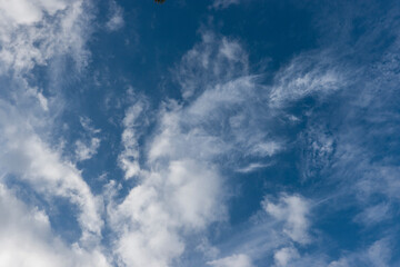 weisse Wolken am blauen Himmel