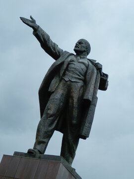 Hidden Lenin statue of Bishkek