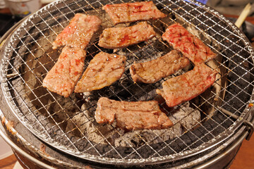 炭火で焼くカルビ