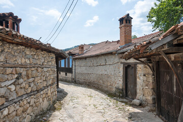 Obraz premium Typical Street and old houses in Koprivshtitsa, Bulgaria