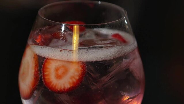 bebida espumosa rosa con fresas