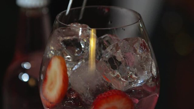 Copa adornada con rodajas de Fresas