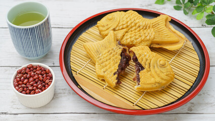 和菓子の鯛焼きと小豆と緑茶