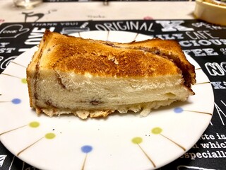 	【高級食パン】厚切りあんこ入りパン