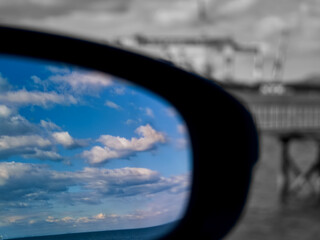 サイドミラーに映る空