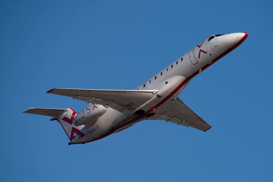 Phoenix Sky Harbor Airport, 3-18-2023 Phoenix, AZ..JSX Embraer ERJ-135LR N262JX departure from 7R at Phoenix Sky Harbor Airport.