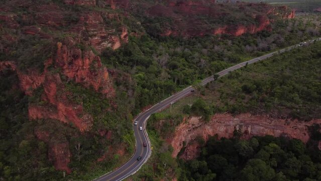 V&iacute;deo a&eacute;reo Port&atilde;o do Inferno em Chapada dos Guimar&atilde;es, Mato Grosso, Brasil, Am&eacute;rica do Sul, v&iacute;deo 4k