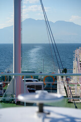 船から望む静かな海と山脈の風景