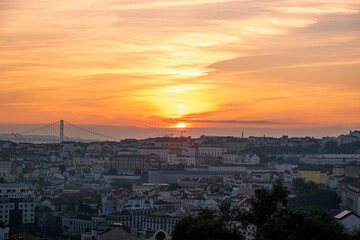 リスボンの四月二十五日橋と夕陽