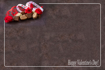 バレンタイン・イメージ　チョコレートと赤いプリザーブドフラワーのバラとハートのリボン（茶色の背景）