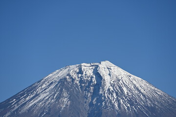 静岡県の朝霧高原の田貫湖からの冬景色の富士山の頂上を