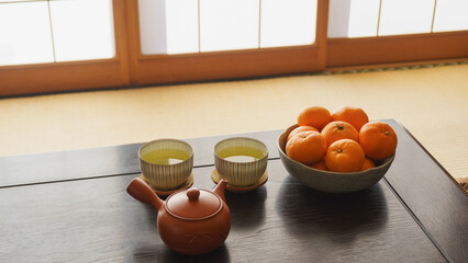 みかんと緑茶｜コタツのある和室