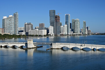 Obraz premium Residential waterfront buildings and Venetian Causeway on Biscayne Bay in Miami, Florida on clear calm sunny December morning..