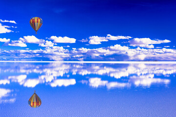 ミラーレイク・ウユニ塩湖上空を飛行するバルーン