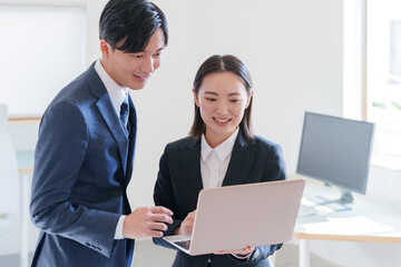 Fototapeta premium 会話するビジネスパーソン