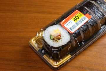 割引シールが貼られたお惣菜の太巻き