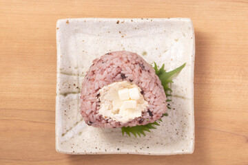 黒米・おかかチーズのおにぎり