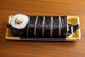 プラスチック容器に入ったお惣菜の太巻き寿司