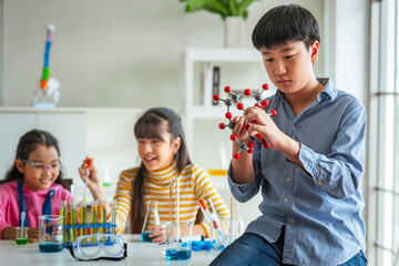 children boy using vr learning molecular structure in science laboratory - obrazy, fototapety, plakaty
