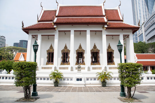 Wat Pathum Wanaram Temple located in downtown Bangkok