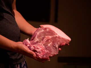 Un morceau de viande cru et appétissant exposé par le boucher 