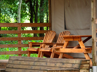Chaise en bois massif sur terrasse en bois en camping plein air
