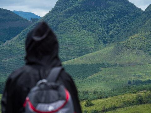 Randonneurs flou face aux montagnes vertes nettes