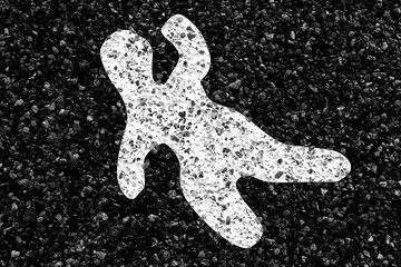 silhouette de personne décédée sur asphalte 