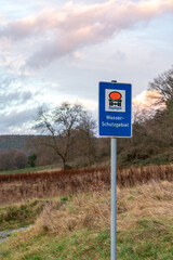 Landschaft mit Wasserschutzgebiet Schild