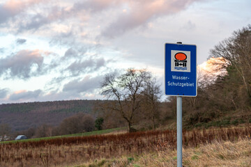 Landschaft mit Wasserschutzgebiet Schild