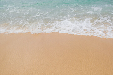 Blue ocean waves on sandy beach - obrazy, fototapety, plakaty