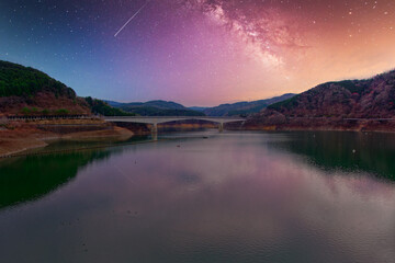 ダム湖の夜景