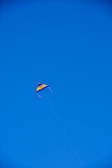 Fototapeta na wymiar 青空を飛ぶカラフル凧