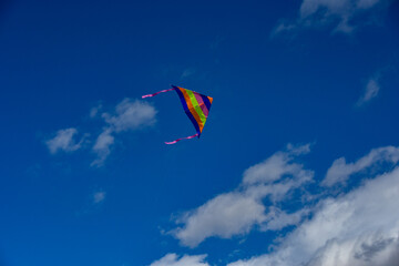 青空を飛ぶカラフル凧