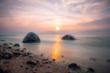 Sonnenuntergang am Weststrand bei Ahrenshoop an der Ostsee. Fischland Zingst Darß,...