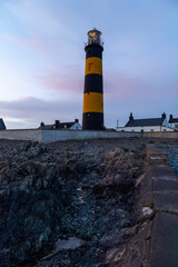 imagen del faro de St John's Point Lighthouse al atardecer