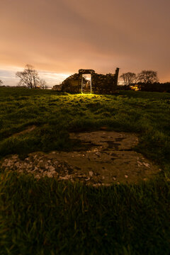 imagen nocturna de Nendrum Monastic en Irlanda dle norte
