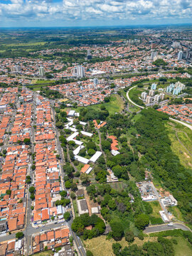 Imagem a&eacute;rea de 2024 da regi&atilde;o do Shopping Unimart Campinas, Jardim Aur&eacute;lia, Rodovia Anhanguera e Avenida Lix da Cunha. Casas, com&eacute;rcios e avenidas.
