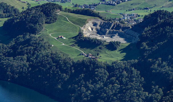Steinbruch auf Mueterschwandenberg, Ennetmoos NW, Schweiz (Luftaufnahme)