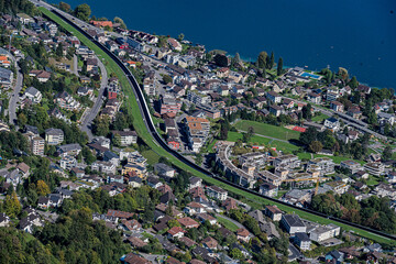Autobahnlinie durch das Dorf Hergiswil NW, Schweiz (Luftaufnahme)