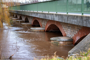 Bogenbrücke in einem Fluss mit Hochwasser