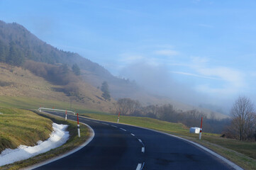 Zamglona droga w górach, trudne warunki, Słowacja