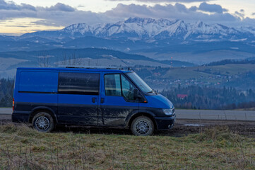 Turystyka Camper Van, domowej roboty camper w górach, podróż.