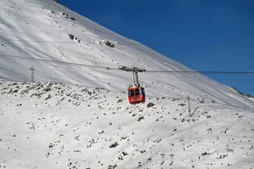 Fotobehang Kolej linowa w Tatrach Wysokich na szczyt Łomnica. © Adam Sadlak