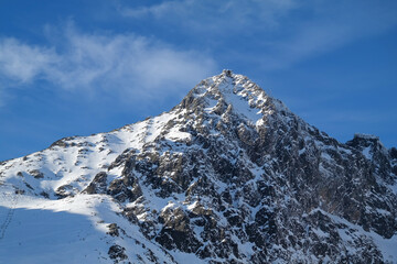 Szczyt górski Łomnica w Tatrach Wysokich, surowy klimat zimowy.