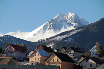 Widok na szczyt Łomnica w Tatrach Wysokich z miejscowości Lendak. Drugi co do wysokości szczyt w...
