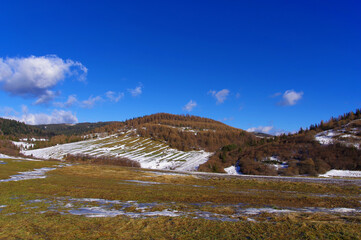 Góry po roztopach śniegu, krajobraz wiosenny.