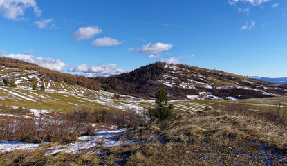 Widok na ośnieżone góry po roztopach śniegu, wczesna wiosna.