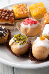 Piatto di deliziosi pasticcini italiani vari 