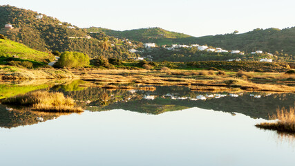 Reflet d'une chapelle grecque sur un lagon en bord de mer 